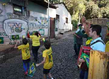 Com muita irreverência e até chup-chup pra quem acertar o bolão, TV Muro, em Sabará, tem audiência especial na Copa