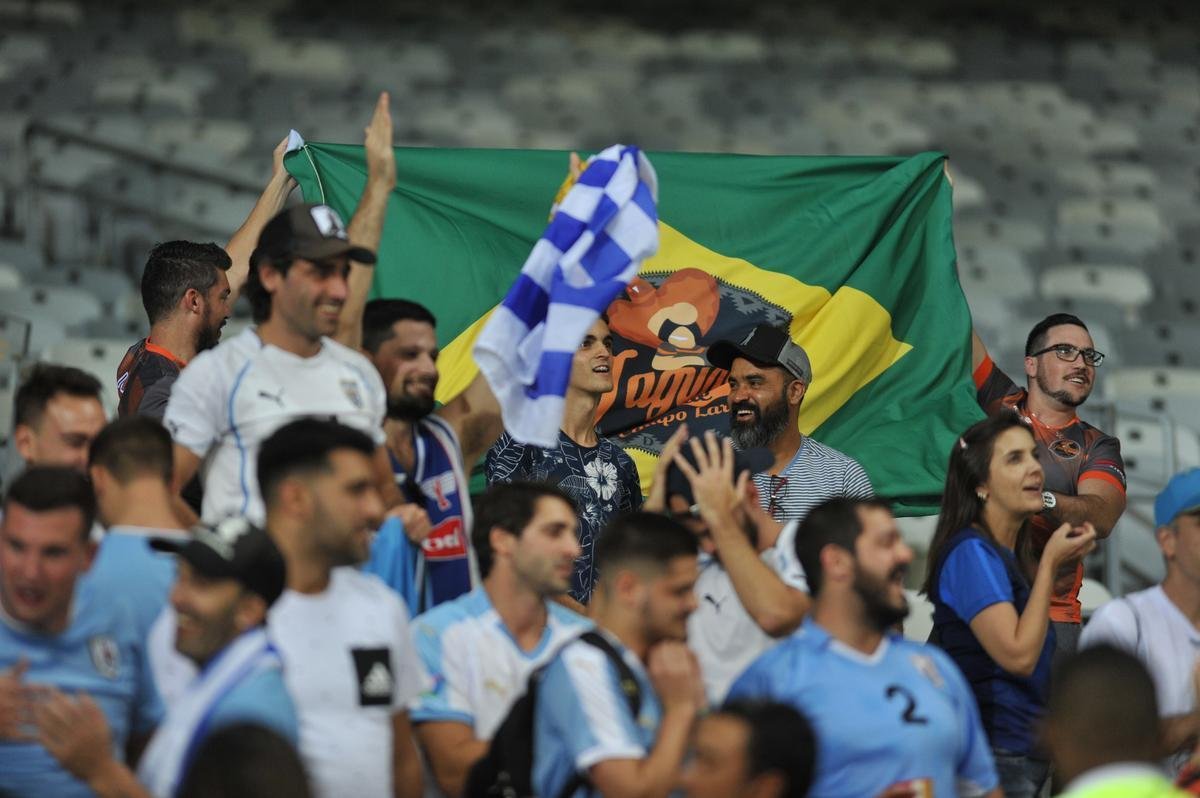 Fotos das torcidas de Uruguai e Equador no Mineiro