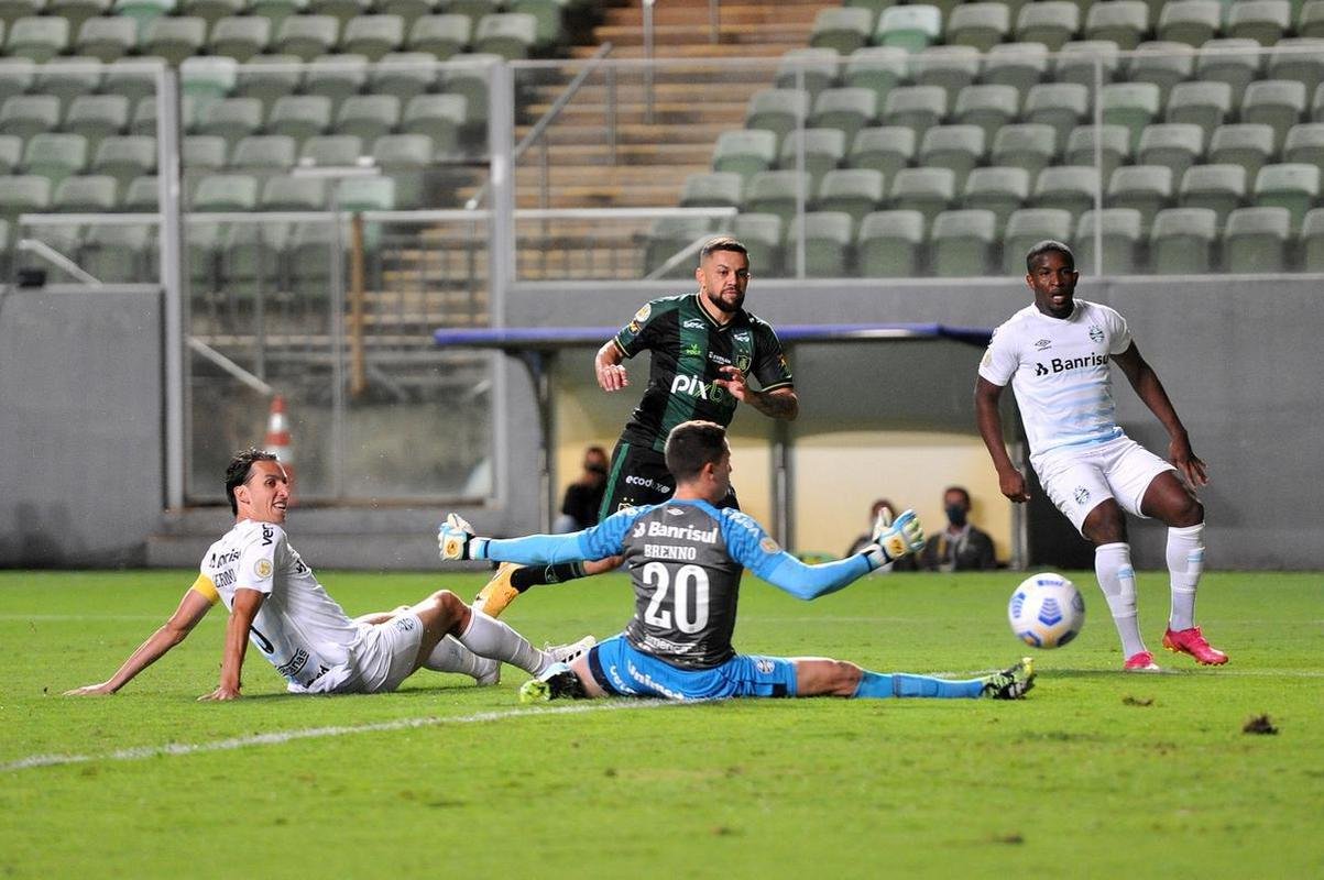 Felipe Azevedo abriu o placar para o Amrica sobre o Grmio: 1 a 0