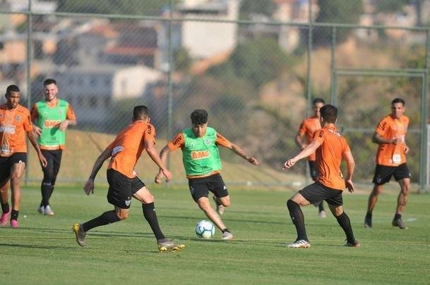 Tarde na Cidade do Galo teve entrevista de Di Santo, pronunciamento de Rui Costa e treino