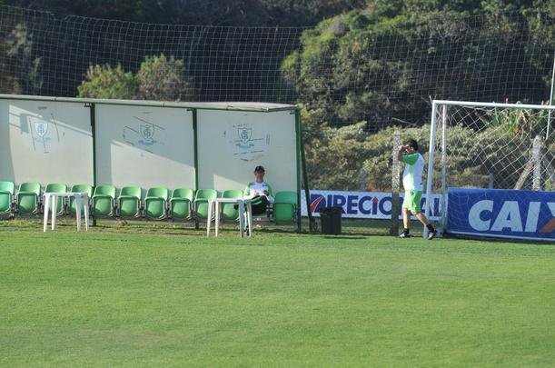 Depois de reunio com elenco e diretoria, Adilson Batista observou treino comandado por Drubscky no Amrica