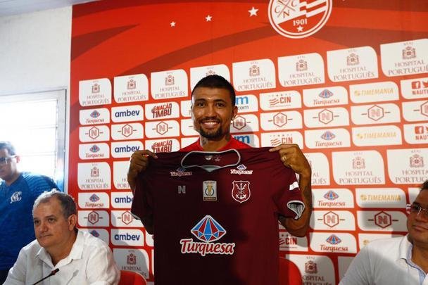 Atacante Kieza foi apresentado em sua terceira passagem no Nutico. Chegando ao clube como maior contratao alvirrubra da temporada, ele vestir a camisa 9 do Timbu.