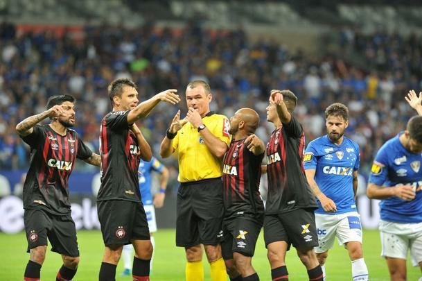 Lances do primeiro tempo do duelo entre Cruzeiro e Atltico, no Mineiro, pelas oitavas de final da Copa do Brasil