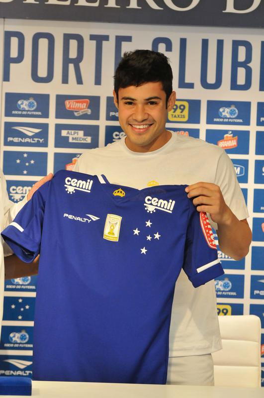 Goleador na base, Vincius Arajo subiu ao time principal do Cruzeiro em 2013, aos 20 anos. Logo na primeira temporada, conseguiu bons nmeros: 11 gols em 27 partidas. No Campeonato Brasileiro, do qual a Raposa se sagrou campe, o jovem centroavante balanou a rede sete vezes, mesmo nmero de Willian e Everton Ribeiro. Em janeiro de 2014, o Valencia, da Espanha, comprou 50% de seus direitos econmicos por 3,5 milhes de euros (R$ 11,5 milhes). Na Europa, a carreira do atleta declinou, e ele no conseguiu jogar em alto nvel nem mesmo na volta ao Brasil. Na segunda passagem pelo Cruzeiro, em 2015, Vincius fez trs gols em 14 jogos. Hoje, aos 27 anos, o atacante disputa a segunda diviso do Japo no Montedio Yamagata, pelo qual anotou 10 gols em 28 rodadas.
