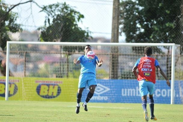 Cruzeiro se reapresentou aps estreia na Copa Libertadores e iniciou sua preparao para o clssico de domingo, s 11h, no Independncia, contra o Atltico, pela nona rodada do Mineiro. As novidades foram as presenas do atacante Sass e do zagueiro Cac, da base. Fred foi vetado devido a um estiramento na panturrilha direita. 