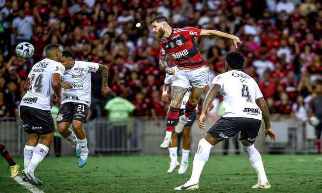 Lo Pereira virou centroavante e deu a vitria ao Flamengo sobre o Corinthians nos acrscimos 