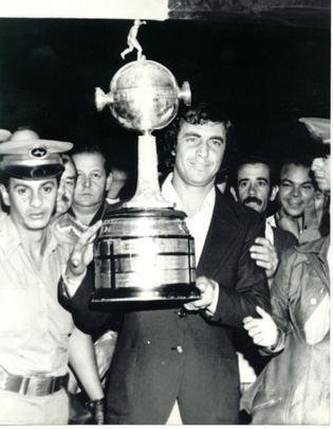 Capito Piazza com o cobiado trofu