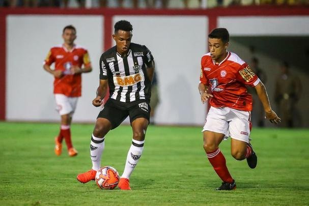 Neto - Aos 16 anos, Neto mostrou futebol de gente grande. Teve uma atuação bastante segura, apesar de alguns erros de passe no primeiro tempo. Mostrou qualidade no apoio, não se escondeu e deu lançamentos precisos.