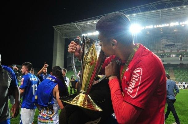 Goleiro Vitor Eudes pegou dois pnaltis e foi heri do Cruzeiro em conquista indita