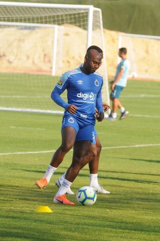 Cruzeiro fez nesta segunda-feira  tarde, na Toca da Raposa II, o ltimo treino em Belo Horizonte antes da partida contra o Internacional, quarta, no Beira-Rio, pela semifinal da Copa do Brasil. O tcnico Rogrio Ceni deve escalar Fbio; Edilson, Ded, Fabrcio Bruno (Leo) e Egdio (Dod); Henrique e Robinho; Marquinhos Gabriel; Thiago Neves e David; Pedro Rocha. Servindo  Seleo Colombiana, Orejuela est fora do jogo.