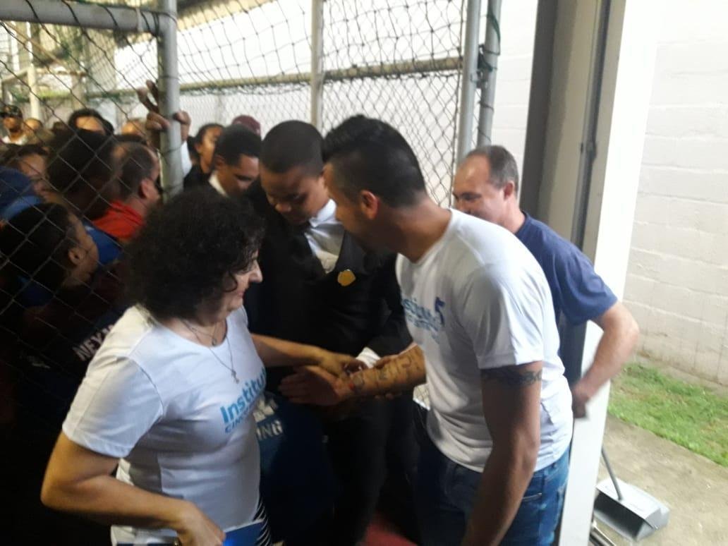 Goleiro Fbio e dirigentes do Cruzeiro prestigiam lanamento de projeto beneficente para crianas do Aglomerado da Serra, em Belo Horizonte (Matheus Muratori/Superesportes)