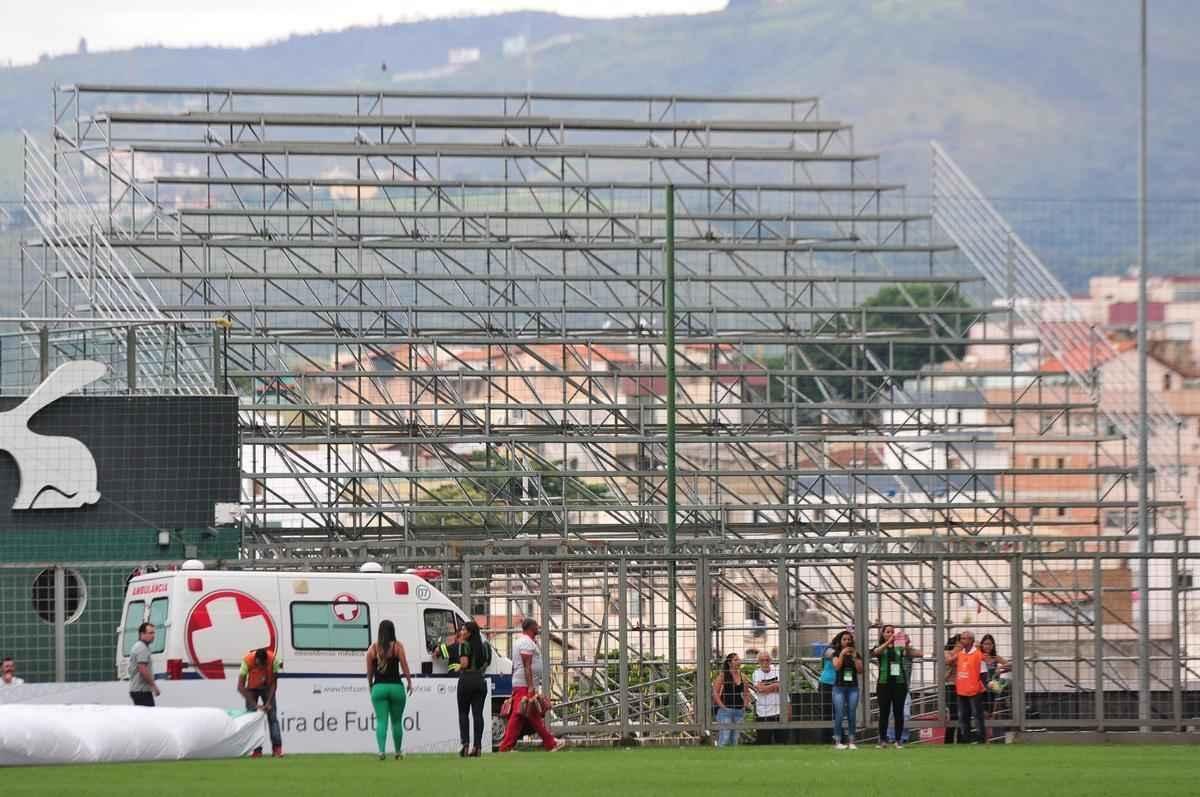Fotos das obras de instalao de arquibancadas mveis no estdio Independncia
