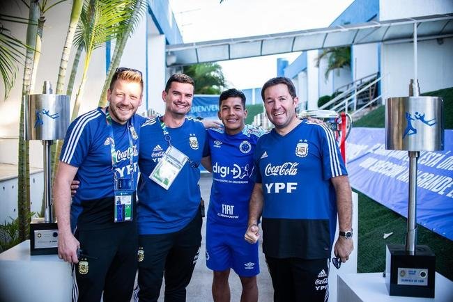 Lucas Romero ao lado de integrantes da comisso tcnica da Seleo Argentina