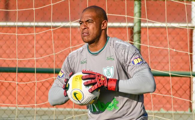 Jailson durante treino no CT Lanna Drumond