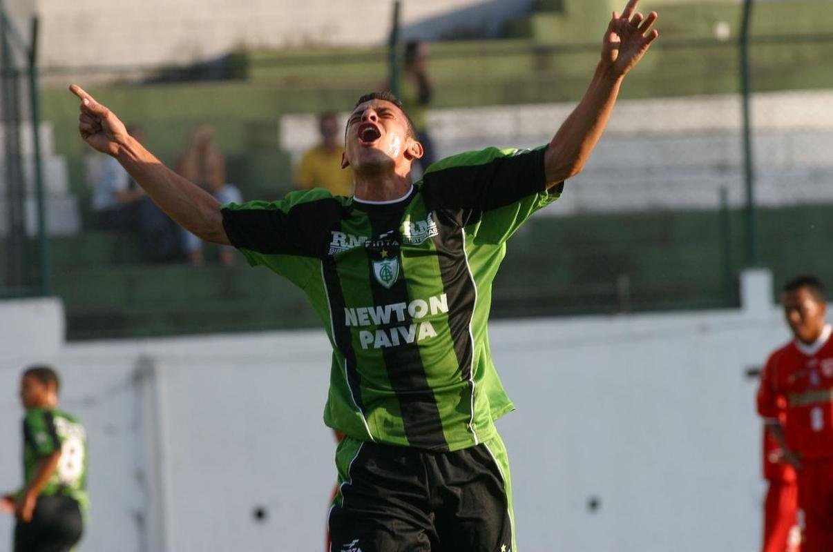 Fred comemora gol  em vitria do Amrica sobre CRB, pela Srie B de 2003. Ele marcou sete gols na competio
