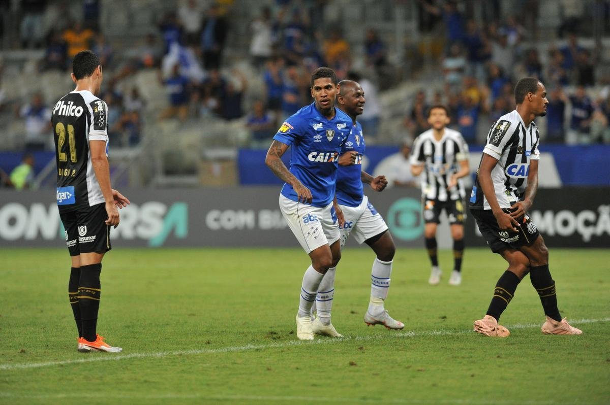 Em jogo com grande atuao do goleiro Fbio, Cruzeiro derrotou Santos de virada, por 2 a 1, com gols de Sass e Raniel; Gabriel Barbosa marcou para o Peixe, no Mineiro, pela 26 rodada do Brasileiro