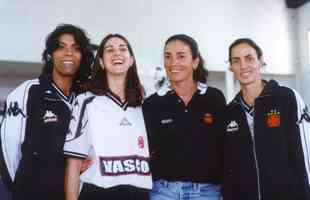 Jogadoras do time feminino de vlei do Vasco no ano 2000: Mrcia Fu, Fernanda Venturini, Isabel, e Ida

