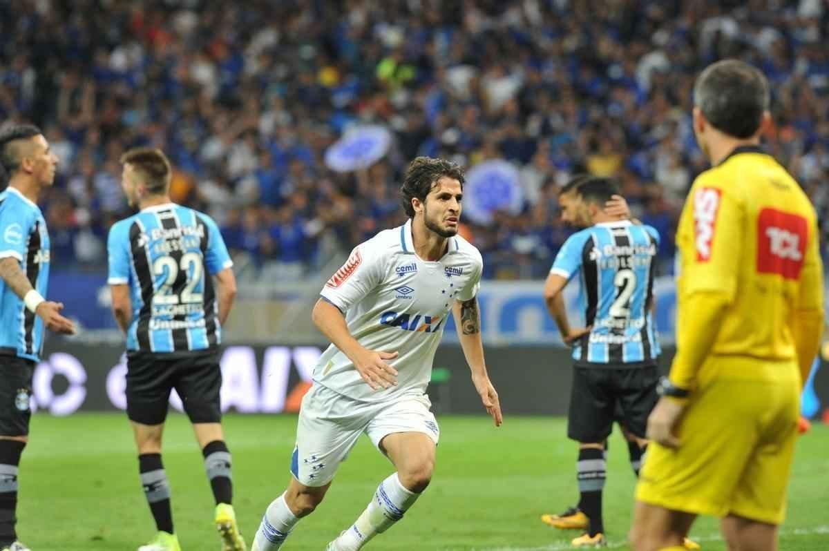Momento em que Hudson marcou o gol do Cruzeiro no segundo tempo