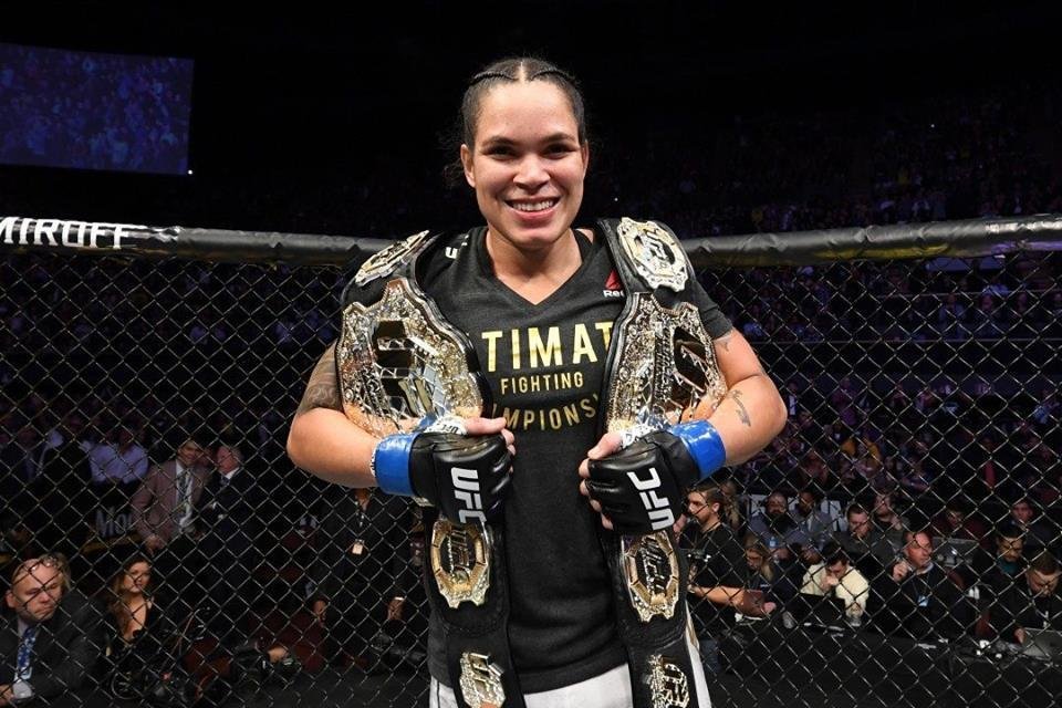 Amanda Nunes ostenta os cintures peso galo e peso pena do UFC