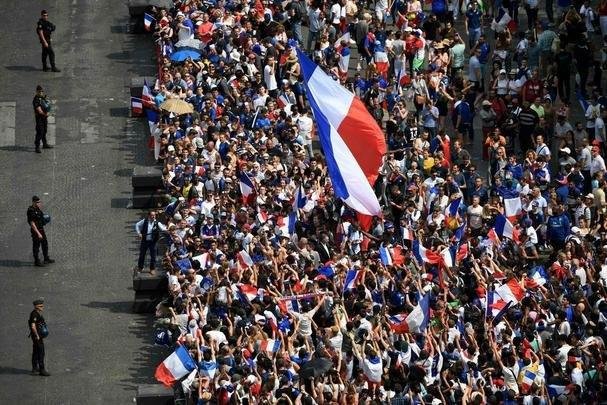 Campees do mundo desfilaram nas ruas de Paris nesta segunda, exibindo a taa da Copa para milhares de torcedores