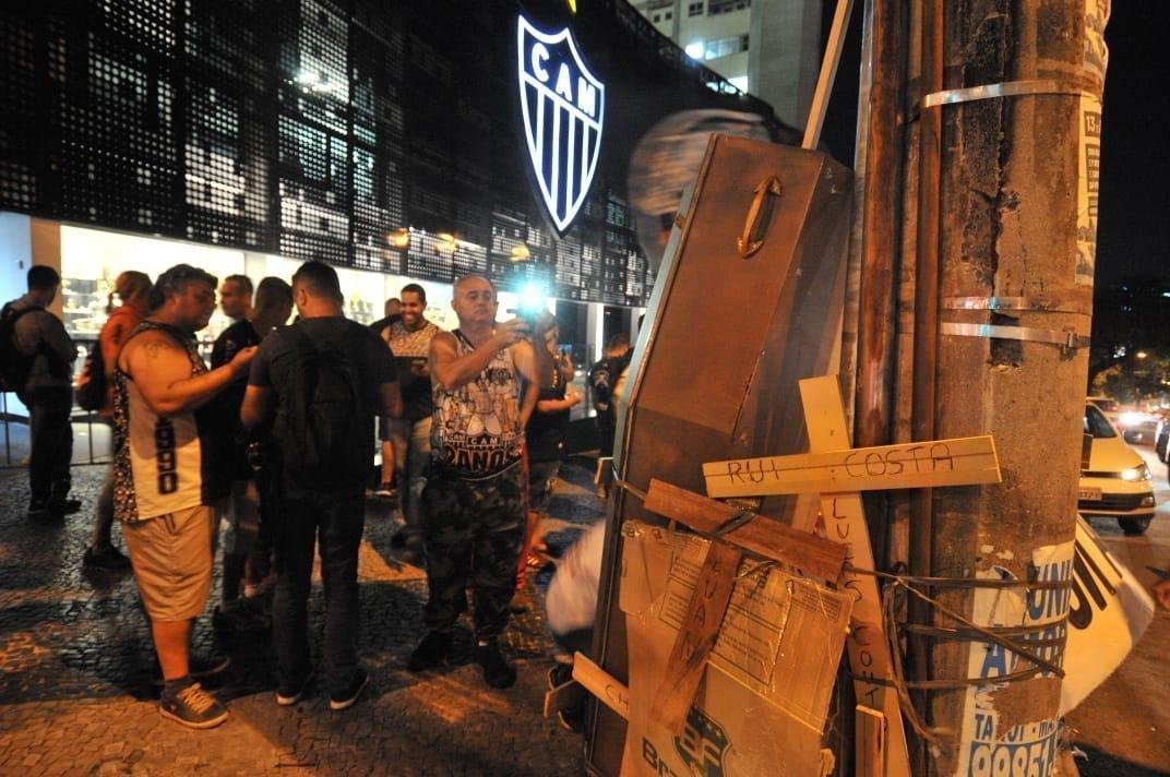 Na noite desta quinta-feira, manifestantes protestaram contra o presidente Srgio Sette Cmara e o diretor de futebol Rui Costa