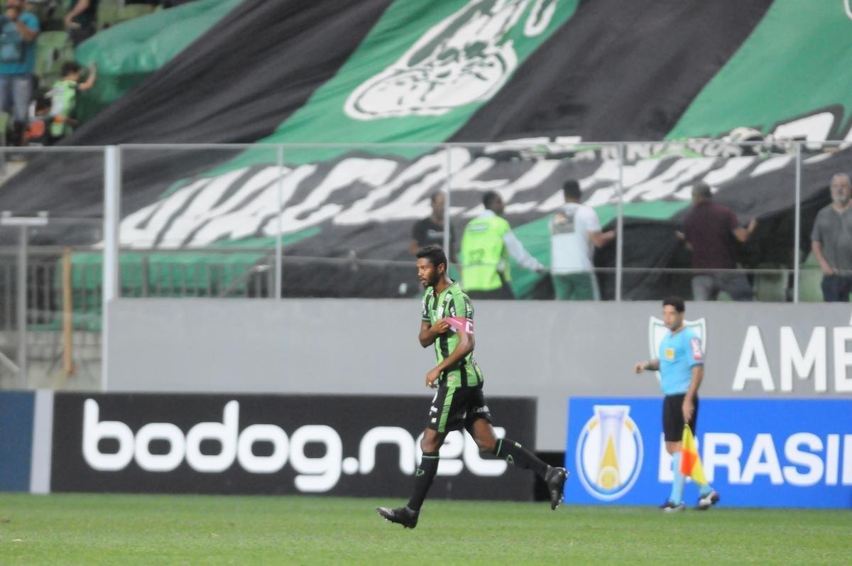 Imagens do duelo entre Amrica e CRB, no Independncia, pela 26 rodada da Srie B