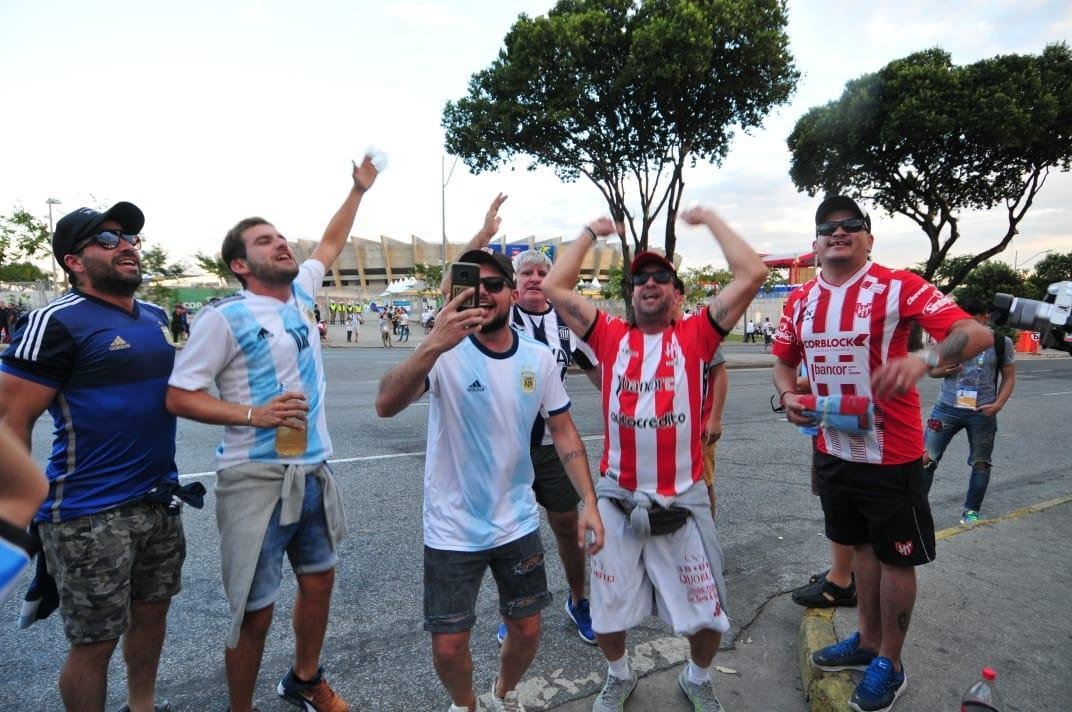 Torcedores de Argentina e Paraguai na chegada ao Minero para duelo pela Copa Amrica