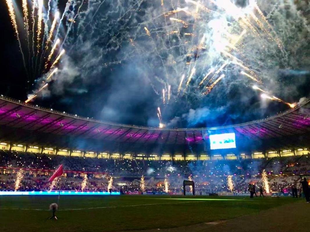 Mineiro teve show de luzes e iluminao especial antes do jogo entre Cruzeiro e Ituano pela Srie B do Campeonato Brasileiro. Estdio aderiu  campanha Outubro Rosa, de conscientizao da sociedade para a preveno do cncer de mama. Houve ainda espetculo com fogos e aes de patrocinadores do clube na esplanada para o torcedor, que festejou com o time o ttulo da Srie B do Brasileiro
