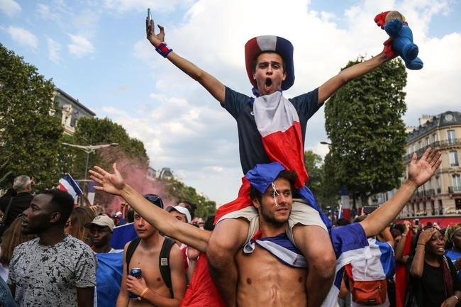 Torcedores franceses tomaram principais pontos tur�sticos e avenidas de Paris para celebrar o bi mundial
