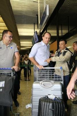 Novo treinador do Cruzeiro, Rogério Ceni desembarcou em Confins na manhã desta terça-feira e recebeu apoio de torcedores