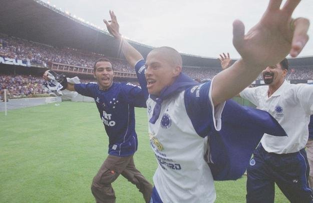 Depois da vitria por 2 a 1 sobre o Paysandu naquele 30 de novembro, no Mineiro, resultado que confirmou o ttulo brasileiro de 2003 com duas rodadas de antecedncia, jogadores do Cruzeiro, comisso tcnica e diretoria promoveram uma grande festa no gramado. Sem a taa oficial da CBF, o elenco deu a volta olmpica com trofus simblicos. Os mais de 75 mil presentes festejaram a indita Trplice Coroa no futebol brasileiro. Antes, o clube celeste j havia conquistado o Campeonato Mineiro de forma invicta e a Copa do Brasil.