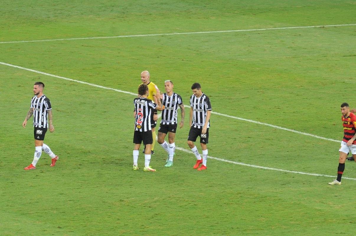Fotos do gol de Vargas, do Atltico, sobre o Sport. Ele marcou o terceiro da vitria por 3 a 0, em cobrana de pnalti.
