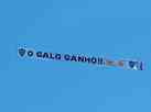Avio com faixa 'o Galo ganhou' sobrevoa praias do Rio e provoca Flamengo