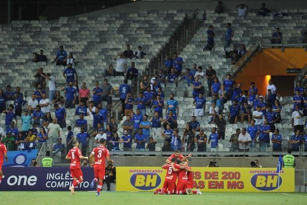 Cruzeiro enfrentou o CRB no Mineiro