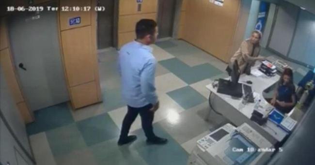 2/8 - DEMISSES NO CONSELHO: presidente Wagner Pires de S demitiu do clube a secretria Hellen Caroline Carvalhais Rocha e o assessor Rogrio Nunes de Oliveira, ambos do gabinete de Zez Perrella no Conselho Deliberativo. Embora clube tenha alegado corte de despesas, motivao teria sido atritos nos bastidores entre o Perrella e Wagner.