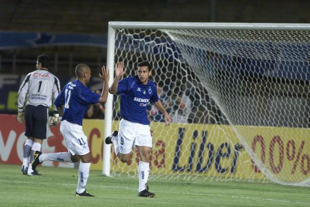 Fred em ação pelo Cruzeiro entre 2004 e 2005