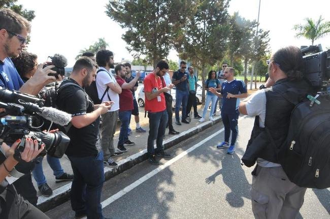 Dia movimentado na Toca: coletiva de Pezzolano, retorno da imprensa ao CT e treino em campo