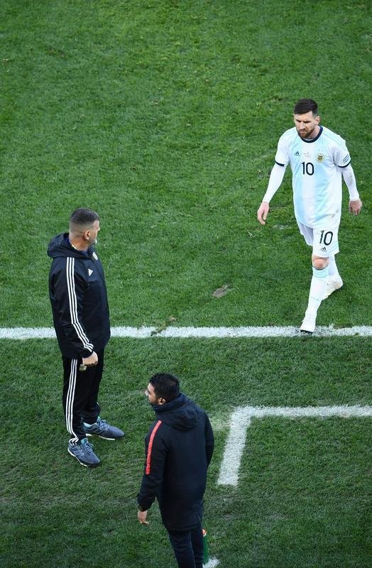 Medel deu peitadas em Messi durante primeiro tempo de Argentina e Chile, e ambos foram expulsos pelo rbitro paraguaio Mario Daz de Vivar. Torcida na Arena Corinthians vaiou a deciso do juiz.