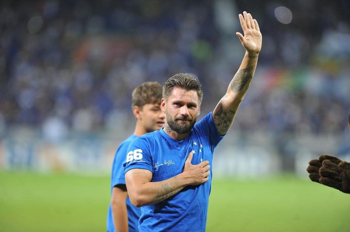 Ao lado dos filhos, Rafinha e Nicholas, Rafael Sobis foi aos prantos no Mineiro em sua despedida do futebol com a camisa do Cruzeiro. Depois de trocar a camisa com o histrico craque celeste Dirceu Lopes, ele saudou os torcedores e teve o nome gritado pelo estdio lotado. Noite foi de muita emoo para o agora ex-atacante, de 36 anos.