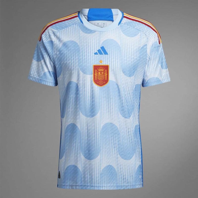 A camisa II da Espanha para a Copa do Mundo  azul e foi lanada pela Adidas