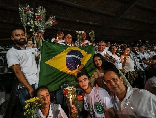 Lugar destinado a futebol e muita alegria, o Estdio Atanasio Girardot foi palco de homenagens e emoo. Com roupas brancas e flores nas mos, torcedores do Atltico Nacional fizeram viglia no local que seria, nesta quarta-feira, palco do jogo de ida da final da Copa Sul-Americana. Mas o desastre areo que matou grande parte da delegao da Chapecoense, convidados e jornalistas brasileiros impediu a realizao da festa. No lugar da bola rolando, tristeza e solidariedade. E milhes de entusiastas do esporte espalhados por todo o planeta dispostos a desejar fora  Chape. As imagens acima mostram que tudo isso  muito mais que futebol. O Nacional, atual campeo da Copa Libertadores, mostra todo o seu apoio ao clube catarinense, agora em busca de reconstruo para tocar seu caminho (CRDITO: AFP / LUIS ACOSTA ).