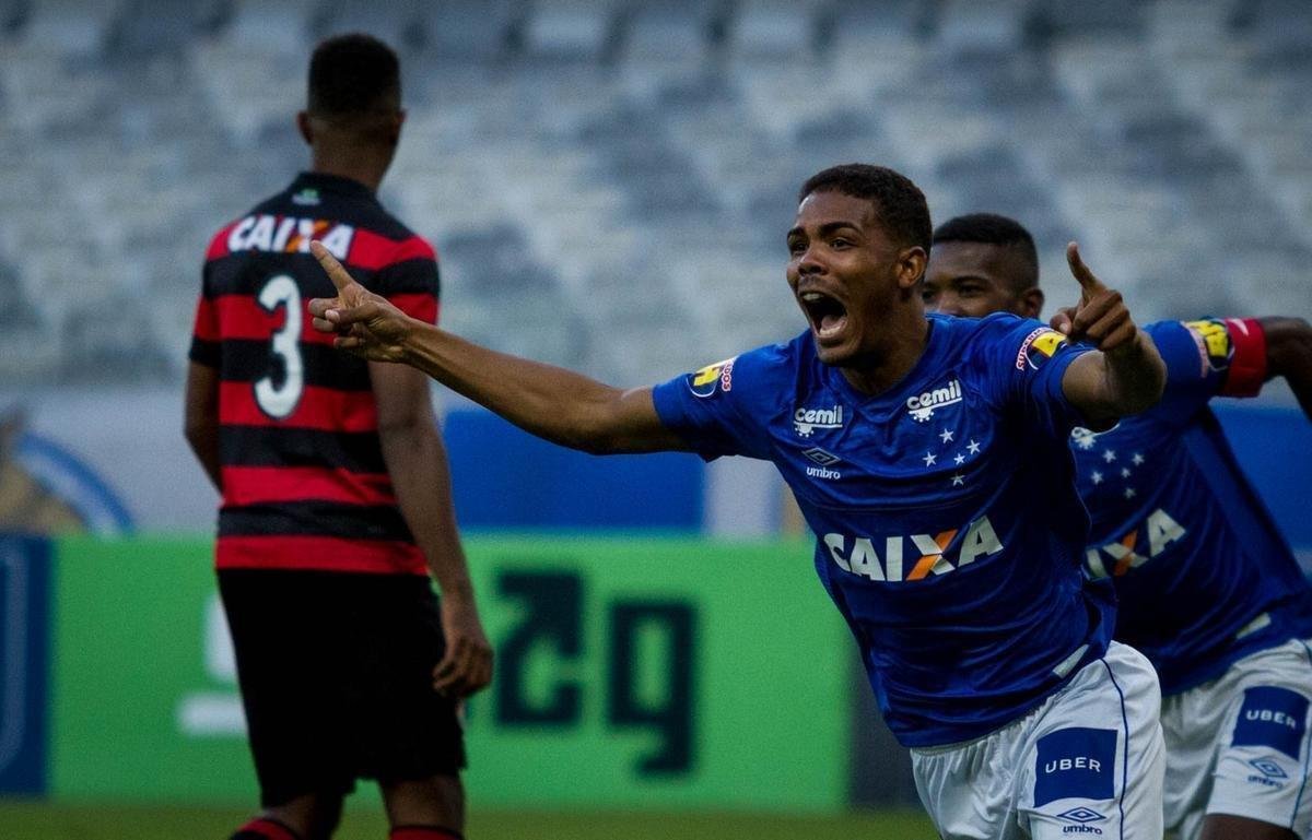 Pelo Brasileiro Sub-20, Cruzeiro derrotou Vitria por 1 a 0, no Mineiro, com gol de Ronaldo