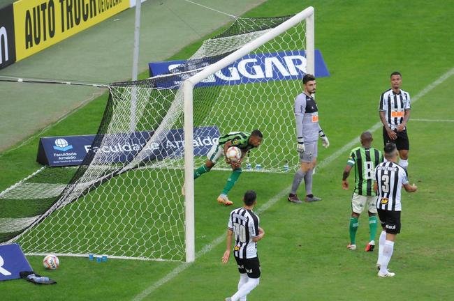 No confronto de ida da semifinal do Campeonato Mineiro de 2020, o Amrica foi superado pelo Atltico por 2 a 1, no Mineiro, em Belo Horizonte. Na foto, lance do gol marcado por Ademir.