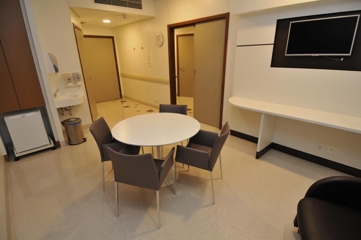 Neymar passar por cirurgia e ficar internado no Hospital Mater Dei, em Belo Horizonte. Craque do PSG e da Seleo Brasileira ser instalado no 13 andar e usufruir de sute com toda estrutura para a famlia. Na foto, a sala dos acompanhantes