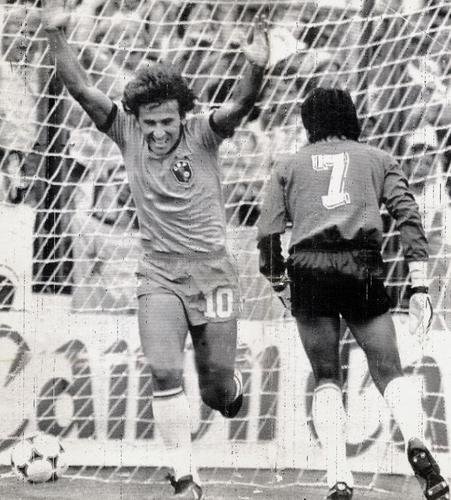 Na estreia da segunda fase, Brasil venceu Argentina por 3 a 1, com gols de Zico, Serginho Chulapa e Jnior