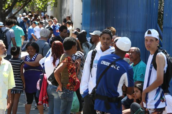 Torcedores formaram uma longa fila desde a manh desta segunda-feira