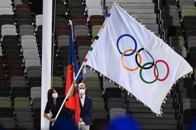 T�quio passa o bast�o a Paris, pr�xima sede dos Jogos Ol�mpicos. Na foto, o presidente do COI, Thomas Bach, e a prefeita da capital francesa, Anne Hidalgo 
