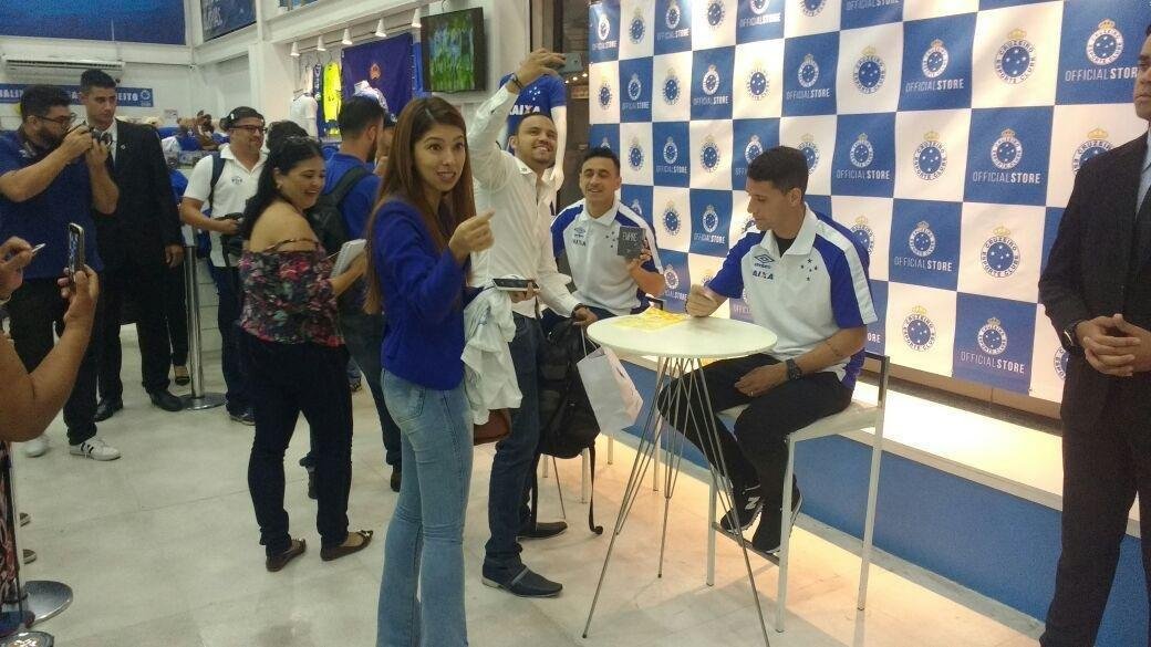 Torcedores do Cruzeiro ganharam autgrafos do volante Hudson e dos meias Thiago Neves e Robinho