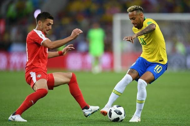 Poucas quedas, assistência e 'ousadia': a atuação de Neymar contra a Sérvia