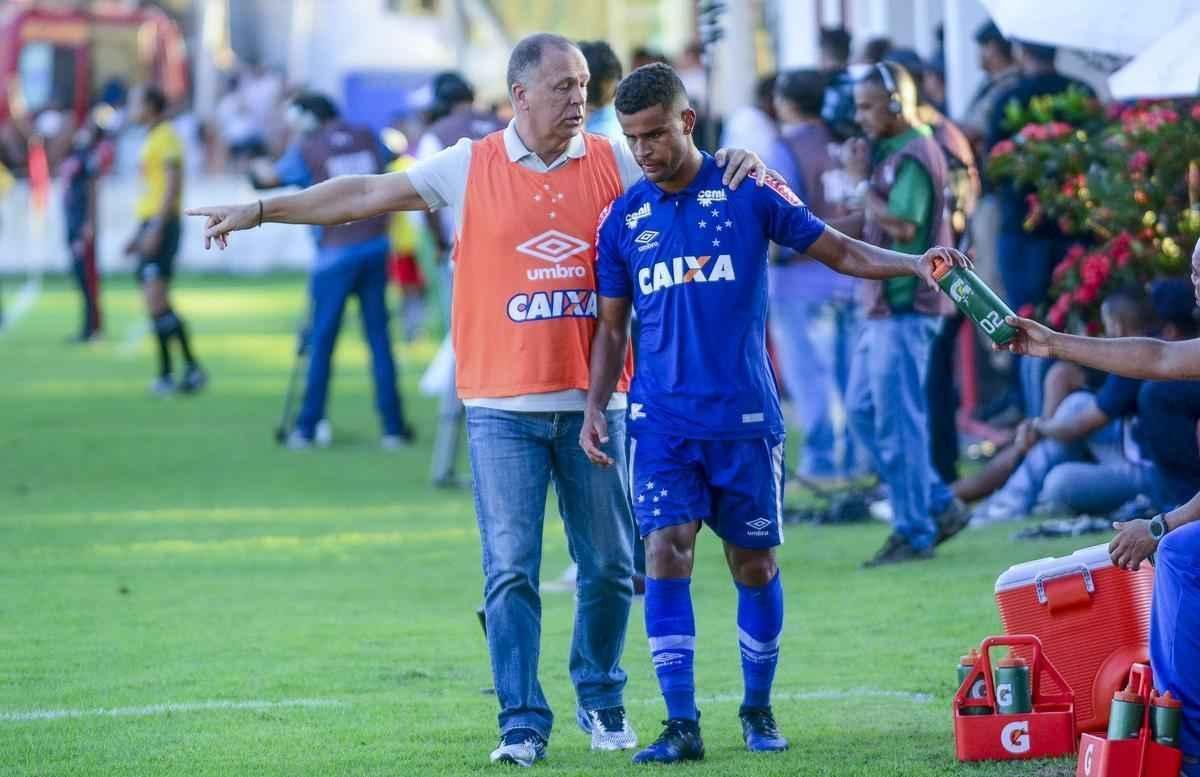 Fotos da vitria do Cruzeiro sobre o Amrica, em Tefilo Otoni, pelo Campeonato Mineiro